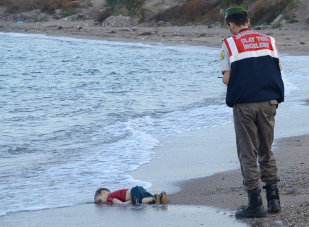 Reuters - 3 year old toddler among 12 syrian refugees drowned 2nd september 2015